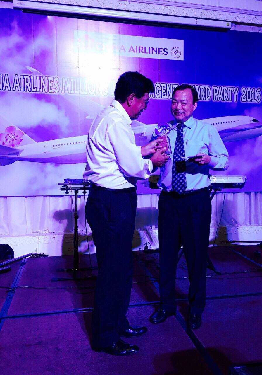 receive-award-from-china-airlines.jpg